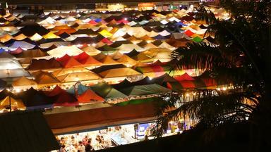 照亮帐篷市场晚上前视图及明亮照亮帐篷ratchada腐烂你火车晚上市场旅游街曼谷受欢迎的吸引力streetfood买东西